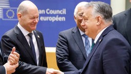 Olaf Scholz (l.) schüttelt Viktor Orbán die Hand, vor einer Tagung des Europäischen Rates in Brüssel, 01.02.2024.