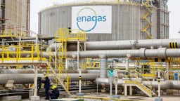 Menschen arbeiten am Terminal für verflüssigtes Erdgas (LNG) von Enagas in der Zona Franca in Barcelona, ​​Spanien, 29.03.2022.