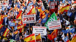 Hunderte von Menschen nehmen an einer Demonstration in Murcia gegen die geplante Amnestie für alle von der Justiz zwischen 2012 und 2023 verfolgten "Catalanistas" teil. 