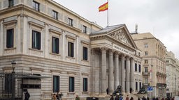 Blick auf den Haupteingang des spanischen Parlaments