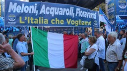 "Das Italien, dass wir wollen", Anhänger der Fratelli d’Italia auf einer Wahlkampfveranstaltung in Ancona mit einem Banner, 23.08.2022. 