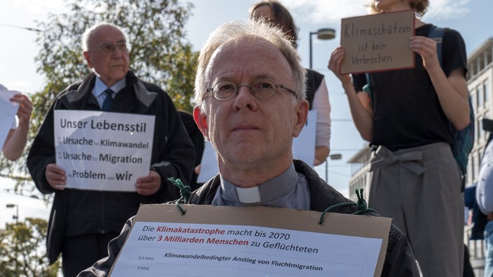 Der Jesuitenpater Jörg Alt bei einem Protest der Gruppe "Letzte Generation"