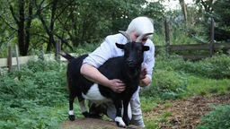 Die Eremitin Maria Anna Leenen und ihre Ziege Dotty - ihr Gesicht zeigt die Eremitin grundsätzlich nicht im Internet