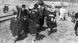 In der Nachkriegszeit aus der Tschechoslowakei vertriebene Sudetendeutsche bei ihrer Ankunft in der Bundesrepublik Deutschland.