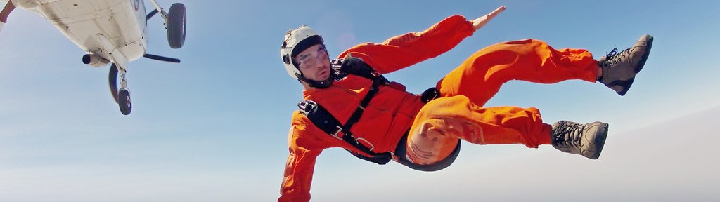 Fallschirmspringer springt aus  Flugzeug