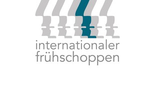 Schriftzug "internationaler frühschoppen" auf weißem Hintergrund, darüber abstrakte Wellenformen in grau und blau