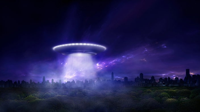 Ein großes Ufo leuchtet im Himmel über einer Stadt.