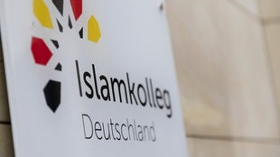 Das Schild am Eingang des Islamkolleg Deutschland