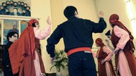Aleviten führen einen religiösen Tanz auf