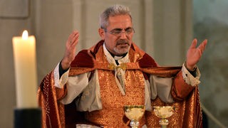 Der syrisch katholische Pfarrer Joseph Alkhoury zelebriert an Weihnachten (2015) im Trierer Dom eine Messe im syrisch-katholischen Ritus auf Arabisch-Aramäisch. Teilgenommen haben neben aus Syrien Geflüchteten Katholiken aus Deutschland.