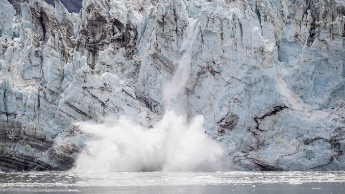 Ein großes Stück Eis bricht vom Johns Hopkins Gletscher in Alaska ab.