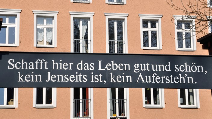 Schriftzug am Friedhospark Pappelallee in Berlin Kreuzberg: "Schafft hier das Leben gut und schön, kein Jenseits ist, kein Aufersteh'n".