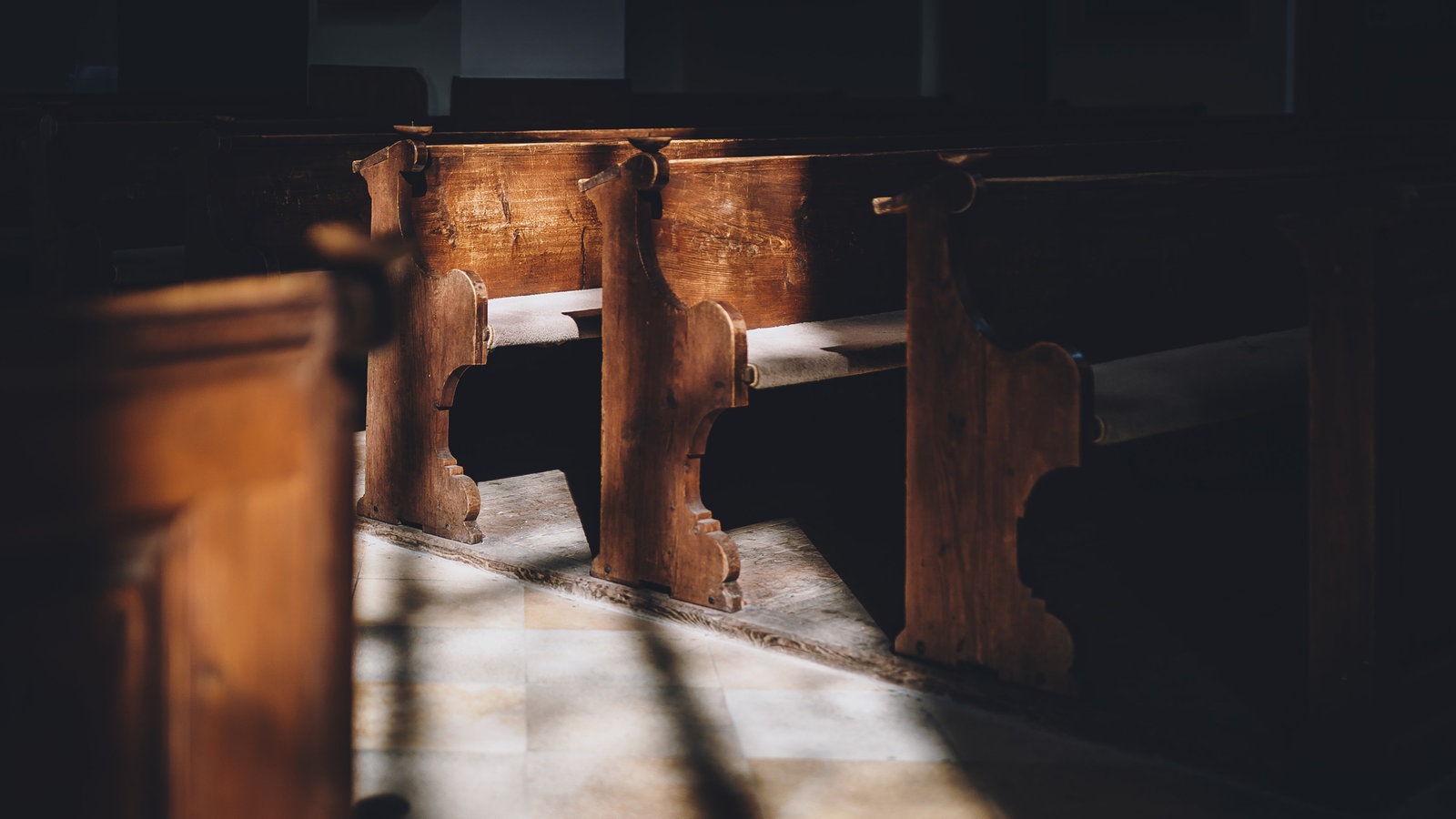 Austritt Als Bekenntnis: Wenn Kirche Den Glauben Stört - Lebenszeichen ...