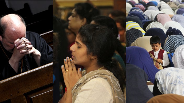 Collage: Betende Menschen verschiedener Weltreligionen: links ein Christ mit gefalteten Händen, in der Mitte eine betende Hindu und rechts zum Gebet kniende Muslime in einer Moschee.