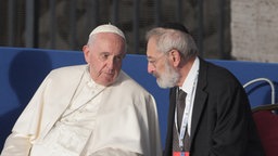 Papst Franziskus und der Oberrabbiner von Rom Riccardo Di Segni im Gespräch bei einem interreligiösen Friedensgebet am 25. Oktober 2022 in Rom. 