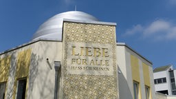 Der Schriftzug "Liebe für alle Hass für keinen" steht in Augsburg an der Fassade der Baitun Naseer Moschee