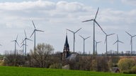 Windräder überragen die Sankt-Egidius-Kirche in Klein Germersleben