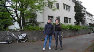 Benjamin Peterle-Pick und Saskia Militz vor dem Haus in der Friedrich-Schmidt-Straße 54a in Köln-Braunsfeld.