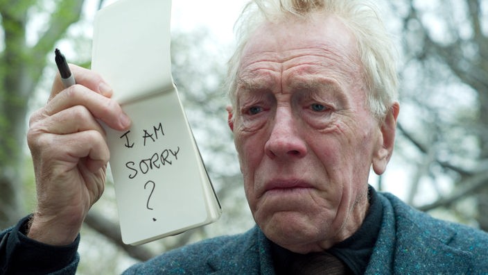 Symbolbild:  Max von Sydow hält in einem Ausschnitt der Verfilmumg von "Extrem laut und unglaublich nah" einen Notizzettel mit der Notiz: "I'm sorry?" in die Kamera.