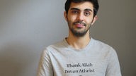 Junger Mann mit T-Shirt und der Aufschrift "Thank Allah. I'm an Atheist"