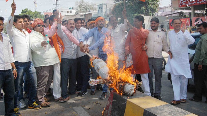BJP-Anhänger verbrennen die Strohpuppe des damaligen Chief Minister Akhilesh Yadav.