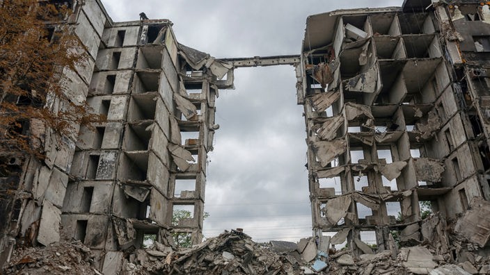 Die Ruine eines mehrstöckigen Gebäudes in der Ukraine.