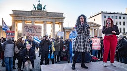 Israelfahnen und Schilder: Proteste gegen Benjamin Netanyahus Justizreform im März 2023 vor dem Brandenburger Tor in Berlin, daran u.a. beteiligt hatten sich in Berlin lebende Israelis.