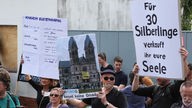 Demonstranten, darunter auch Teilnehmer von «Fridays for Future», protestieren  gegen den drohenden Abriss der Kirche. Mit einer letzten Messe haben ca. 400 Menschen im Tagebaudorf Kerpen-Manheim Abschied von ihrer Kirche genommen (Mai 2019).