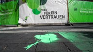 Werbebanner, Luftballons und eine auf den Bürgersteig aufgestragene Schablone in der Dortmunder Innenstadt kündigen den Kirchentag 2019 an.