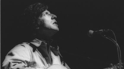 Leonard Cohen bei einem Konzert in Paris am 12. Mai 1970 - seine Augen sind gen Himmel gerichtet.