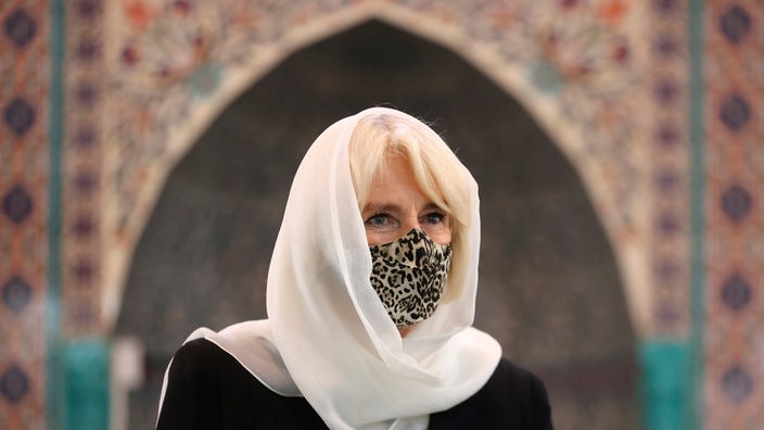 Verhüllung: Camilla Rosemary, Duchess of Cornwall besucht - mit einem weißen Tuch bedeckt und Maske-tragend -  die London Islamic Cultural Society in der Wightman Road Mosque in Haringey.