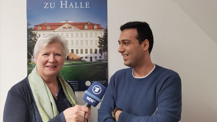 WDR-Autorin Brigitte Jünger spricht mit Amir Hedayati, einem iranischen Umweltplaner über den Sprachenstammtisch der Franckeschen Stiftungen in Halle