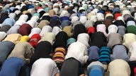 Muslime beten im August 2017 auf der Jahreshauptversammlung der muslimischen Bewegung Ahmadiyya Muslim Jamaat in Rheinstetten (Baden-Württemberg).
