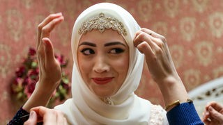 Muslimische Braut wird auf die Hochzeit vorbereitet.