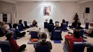 Osho Uta Institut hat sich zu einem der größten Zentren für Spirituelle Therapie und Meditation in Europa entwickelt. Täglich findet die Satsang-Meditation in der "Buddha Hall" statt, Meditationsraum in Köln.
