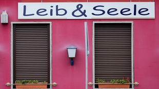 Das Foto zeigt die Fassde eines geschlossenen Restaurants. Auf einem darauf angebrachten Schild steht der Name "Leib und Selle".