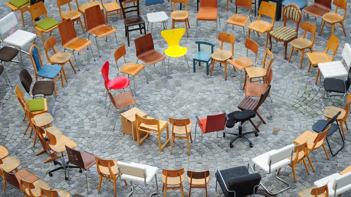  Bei einer Stadtmöbel-Performance werden auf dem Münchner Marstallplatz im Rahmen des 28. Evangelischen Kirchbautags Stühle nach liturgischen Vorgaben aufgestellt. Die Kreisform soll eine Gemeinde symbolisieren.