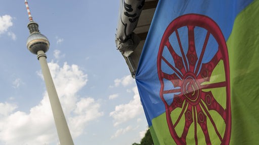 Eine Roma-Flagge vor dem Berliner Fernsehturm