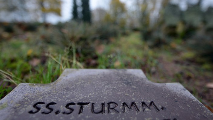 Ein Gedenkstein für einen gefallenen Soldaten der SS ist auf dem Ehrenfriedhof in Kastel-Staadt (Rheinland-Palz) zu sehen. Der auf einem Felsplateau angelegte Soldatenfriedhof wurde für deutsche Gefallene des Zweiten Weltkrieges angelegt.