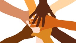 Symbolbild: Vielfarbige Hände liegen freundschaftlich übereinander
