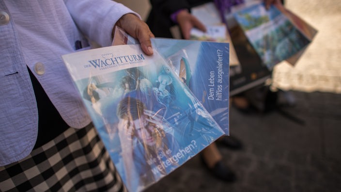 Zeugen Jehovas verteilen Hefte in München (27.07.2015)