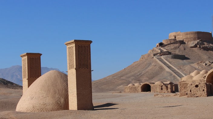 Dakhmeha-ye Zartoshti, die Türme des Schweigens, der Zoroaster am Stadtrand von Yazd, Iran. 