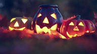 Halloween-Kürbis-Deko und Herbstlaub