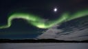 Nordlicht und Mond, Ounasjärvi, Lappland, Finnland
