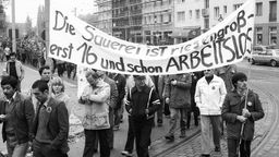 Eine Demonstration gegen Arbeitslosigkeit und Sozialabbau im Jahr 1982
