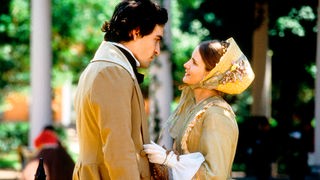 Filmszene zeigt Jennifer Jason Leigh und Ben Chaplin in Kleidung des späten 19. Jahrhunderts, sie blickt ihn verliebt an