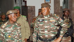 Niger: General Abdourahmane Tiani mit Soldaten. 