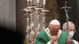 Papst Franziskus hält während eines Gottesdienst einen Hirtenstab.