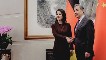 Außenministerin Annalena Baerbock (Die Grünen) beim Handschlag mit Chinas Außenminister Wang Yi am 02.12.2024 in Beijing 