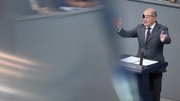 Bundeskanzler Olaf Scholz (SPD) während der Generaldebatte im Bundestag.